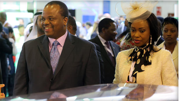 Le roi Mswati III du Swaziland et l'une de ses 15 épouses, Inkhosikati LaMbikiza,  lors du forum modial de l'énergie en Octobre 2012 à Dubaï (Crédit photo: cbsnews.com)