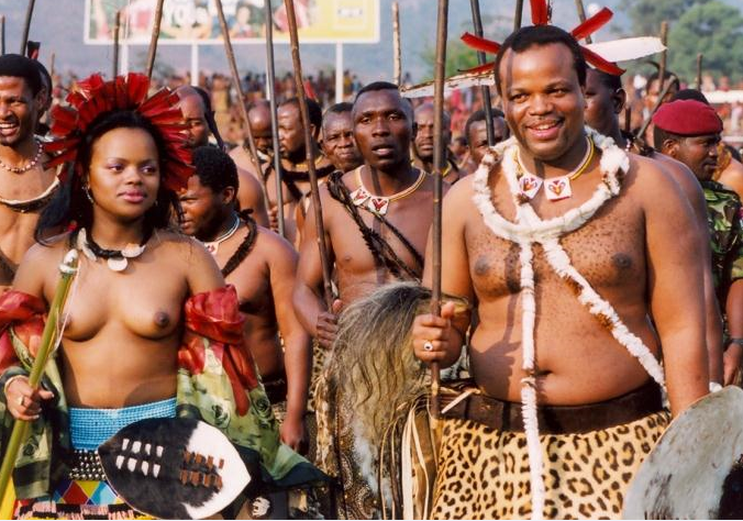 Le roi avec l'une de ses filles (Crédit photo: google.com/Swaziland/images)