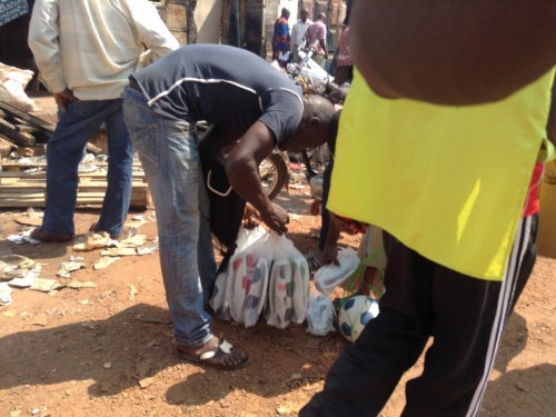 Le business ne s'arr&ecirc;te pas chez les autres. Heureusement que celui-ci est un venduer ambulant . (Chez nous il n y presque pas de vendeurs &agrave; la sauvette comme ailleurs)